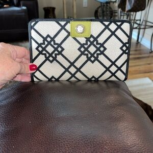 Like new Spartina 449 full size bifold wallet.
